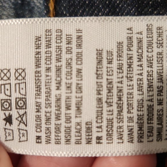 Dark wash, lightly distressed American Eagle jean shorts size 36! - Picture 4 of 10